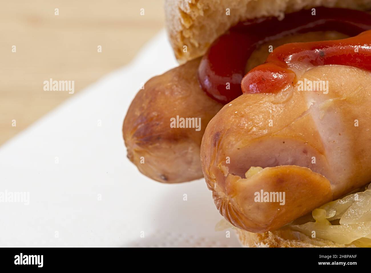 Panino con wurstel crauti e Ketchup Makro Stockfoto