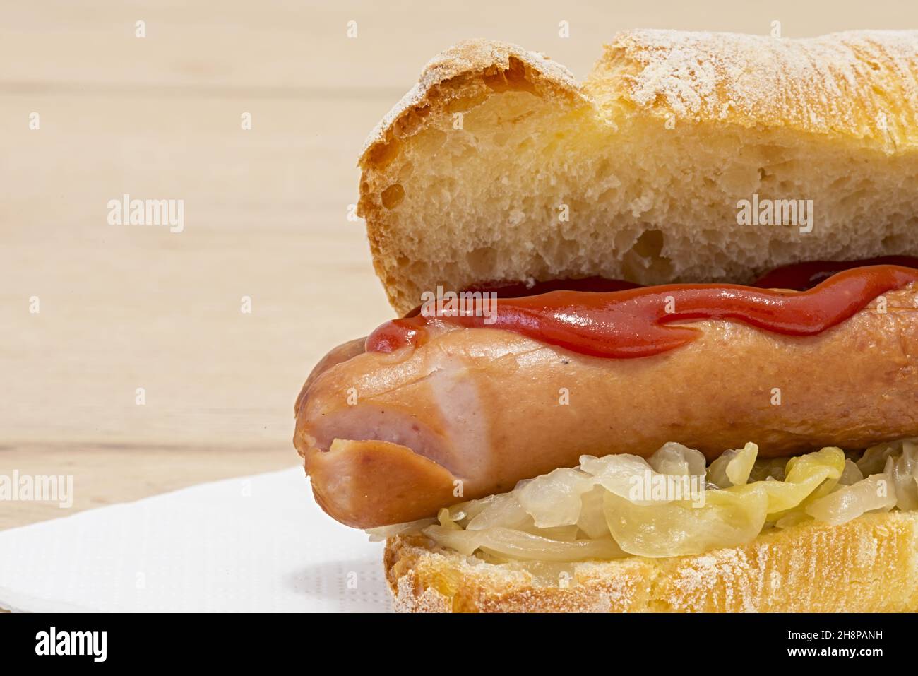 Panino con wurstel crauti e Ketchup Primo Piano particolare altra vista Stockfoto