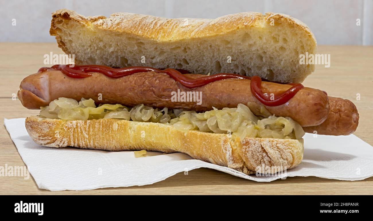 Panino con wurstel crauti e Ketchup Primo Piano altra vista Stockfoto