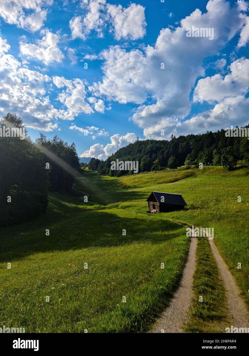 Blick auf eine Holzhütte mit einer üppigen Weide im Hintergrund bei reith bei seefeld in österreich Stockfoto