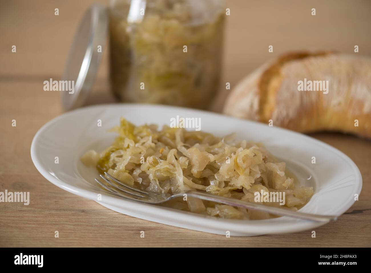 piatto con crauti vaso con crauti e pane sul tavolo della cucina fuoco avanti Stockfoto