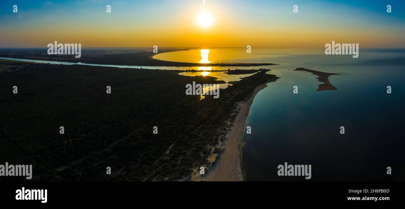 Minimalistische Luftlandschaft - Sonnenuntergang über ruhigem Wasser. Ostsee. Stockfoto