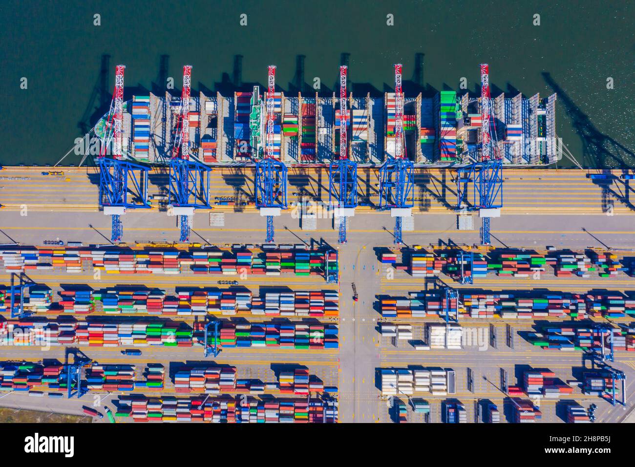 Containerschiff aus Seehafen Arbeit für Lieferung Container Versand und Container Lager Hintergrund. Geeignet für Transport oder Import Export Stockfoto