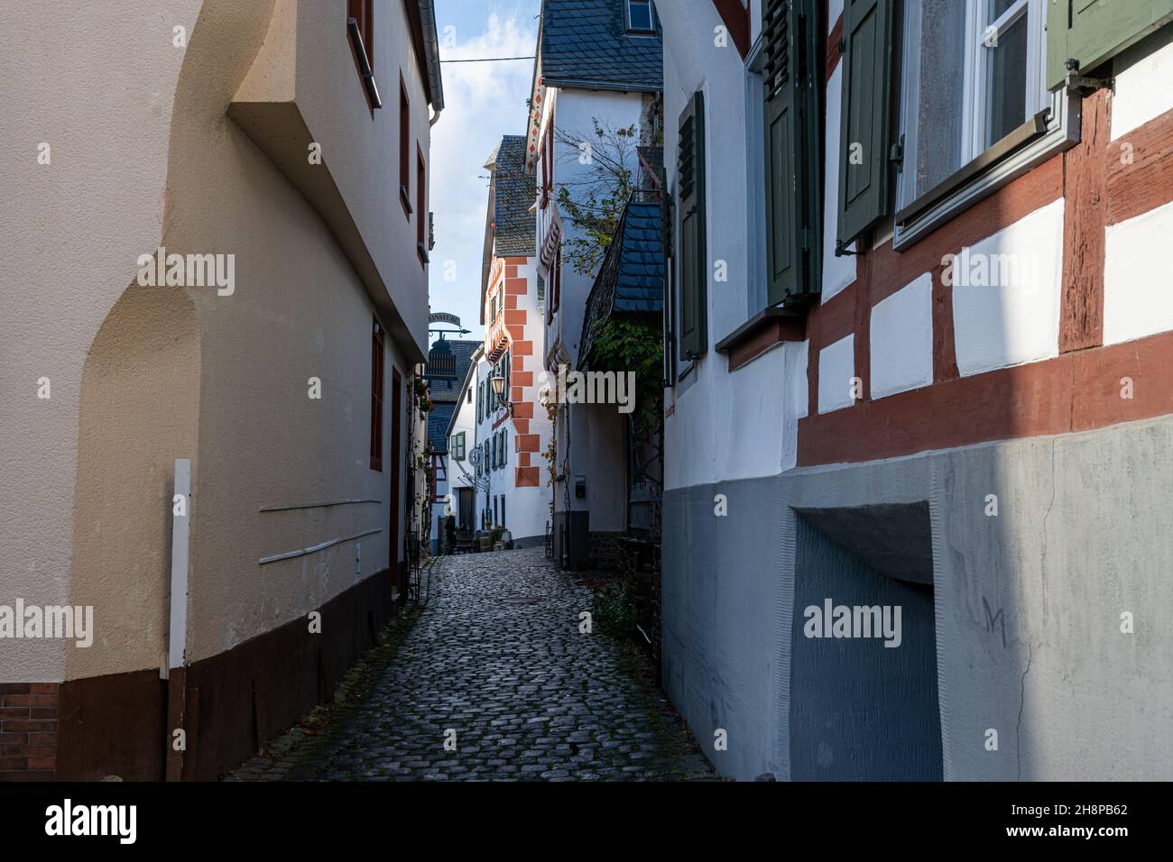 Eine schmale Straße in einer alten Moseltalstadt. Wunderschöne alte Häuser Stockfoto
