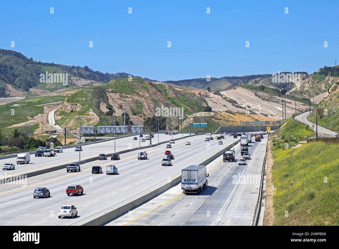 Autos fahren auf der Interstate 5 / I-5 Autobahn durch das San Fernando Valley, Los Angeles County, Kalifornien, USA / USA Stockfoto