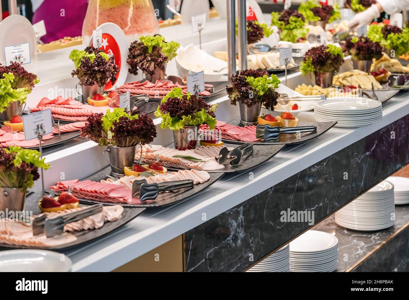 Das Hotel bietet ein Frühstücksbuffet. Salami, Schinken und leckere Käsesorten und in der Theke. Stockfoto