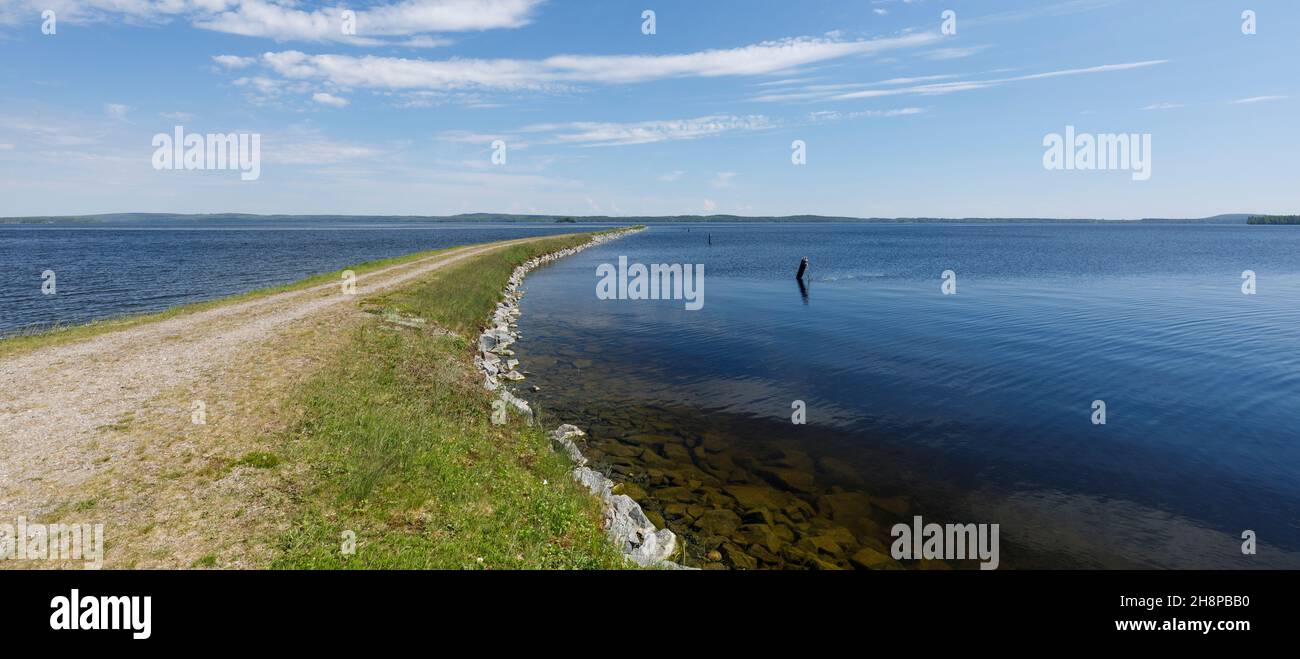 Wellenbrecher und Ankerplatz am Neiturin kanava Kanal am Pohjois-Konnevesi See im Sommer, Finnland Stockfoto
