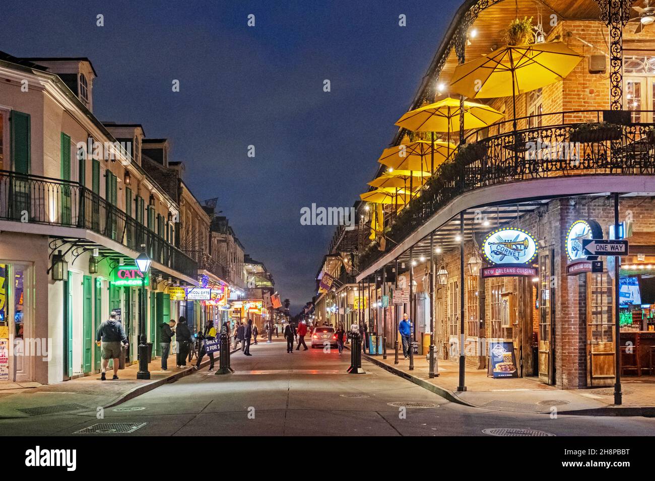 Geschäfte, Bars und Restaurants in der Nacht in Bourbon Street, French Quarter / Vieux Carré in der Stadt New Orleans, Louisiana, USA / USA Stockfoto