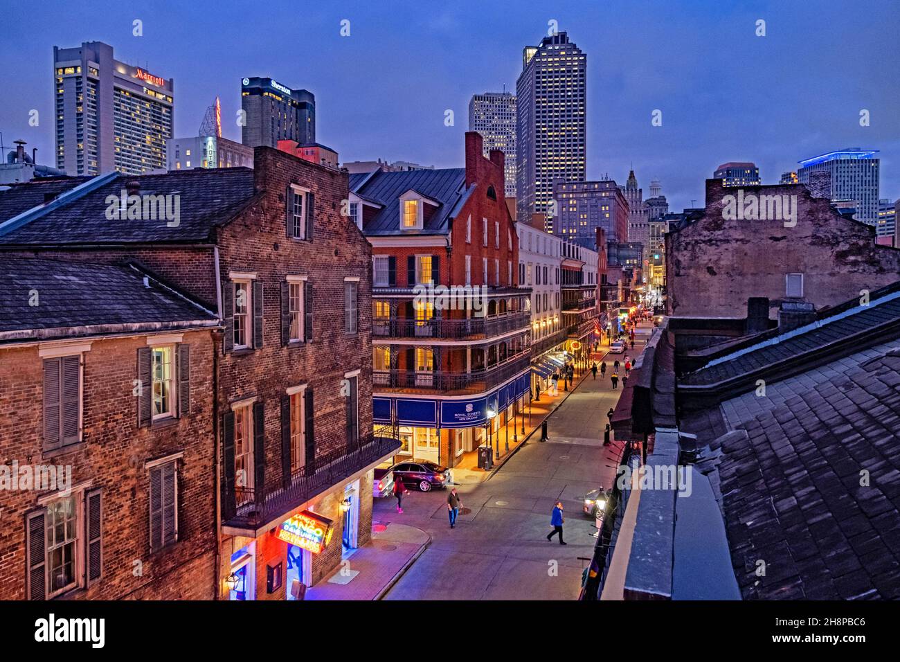 Geschäfte, Bars und Restaurants in der Nacht in Bourbon Street, French Quarter / Vieux Carré in der Stadt New Orleans, Louisiana, USA / USA Stockfoto