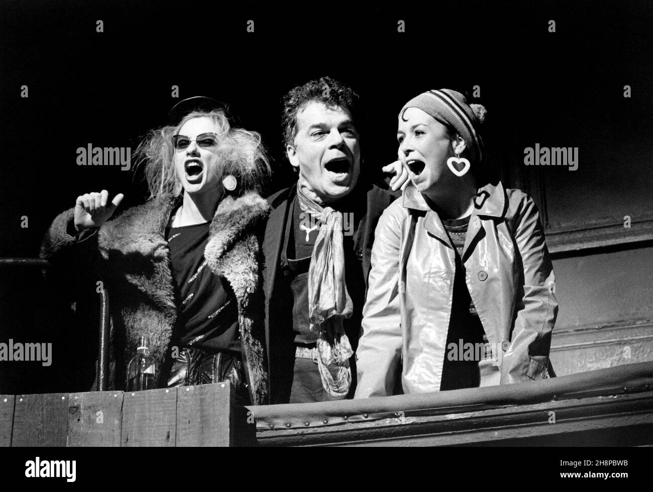 ROAD by Jim Cartwright Design: Paul Brown Beleuchtung: Christopher Toulmin Regie: Simon Curtis l-r: Jane Horrocks (Louise / Clare / Valerie), Ian Dury (Spülküche), Mossie Smith (Carol / Chantal) Royal Court Theatre, London SW1 26/01/1987 Stockfoto