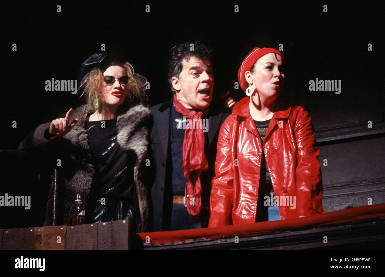 ROAD by Jim Cartwright Design: Paul Brown Beleuchtung: Christopher Toulmin Regie: Simon Curtis l-r: Jane Horrocks (Louise / Clare / Valerie), Ian Dury (Spülküche), Mossie Smith (Carol / Chantal) Royal Court Theatre, London SW1 26/01/1987 Stockfoto