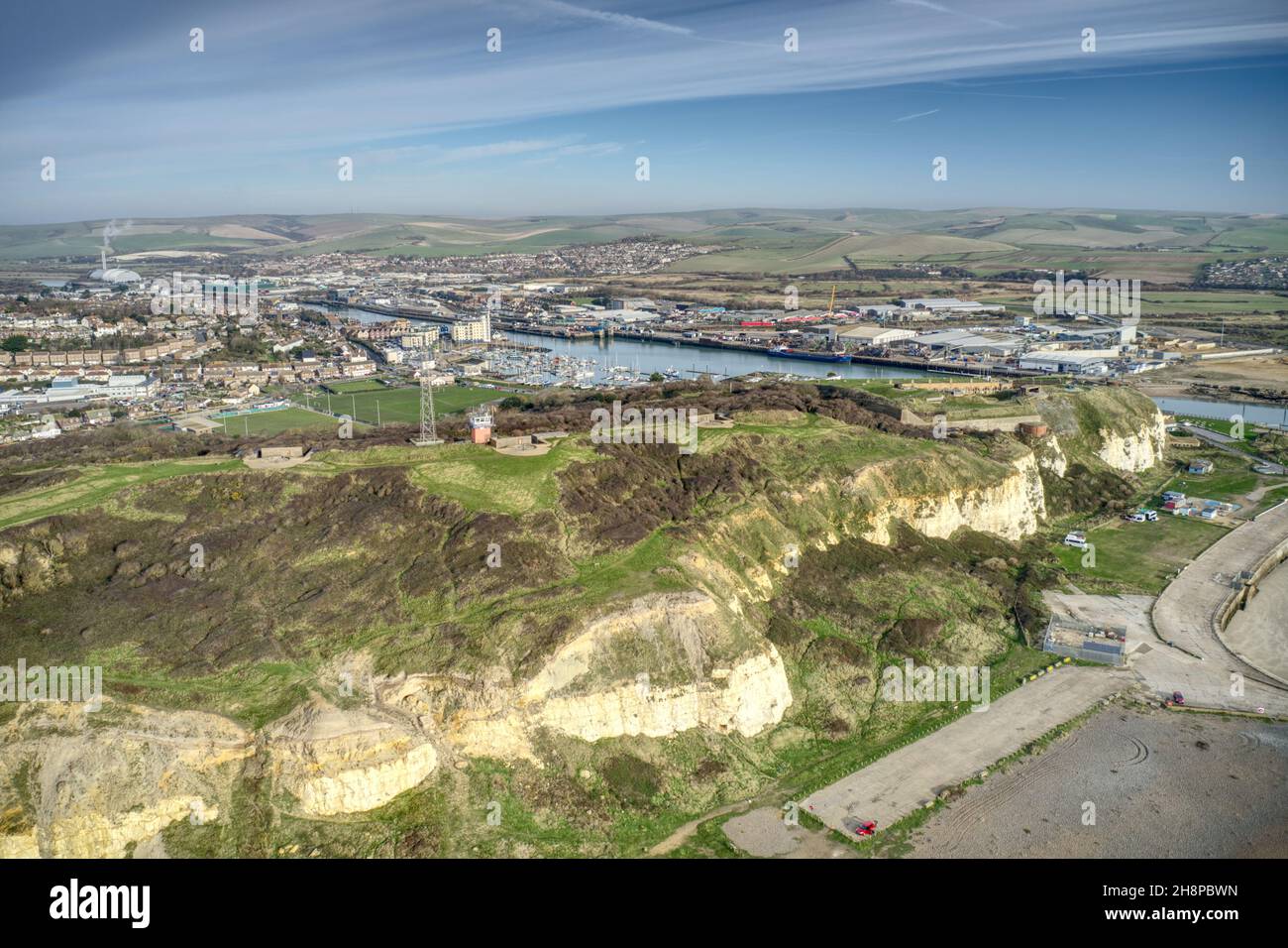 Newhaven Fort Hill und National Coastguard Aussichtspunkt über den Zugang zum Newhaven Port, Luftblick. Stockfoto