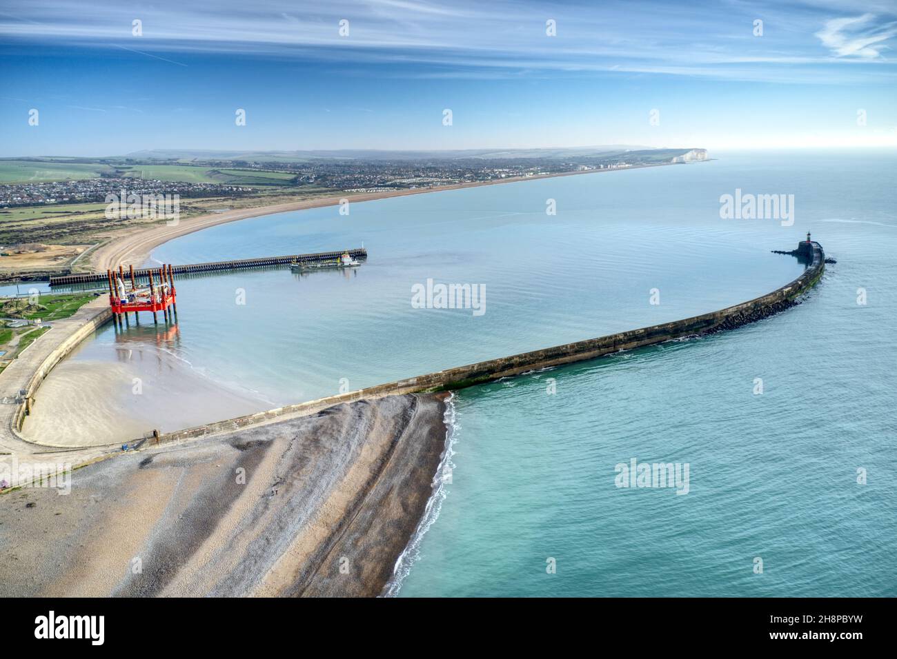 Luftbild am Eingang zum Hafen von Newhaven und dem Strand, der nach Seaford führt. Stockfoto