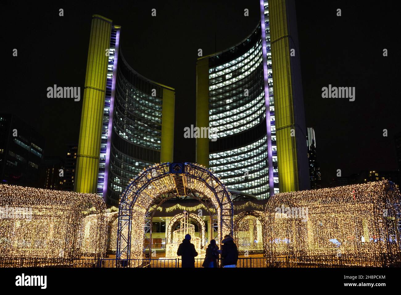 Toronto, Kanada - 30. November 2021: Der Rathausplatz von Toronto wird zur Weihnachtszeit mit hellen Lichtern in wechselnden Farben beleuchtet. Stockfoto