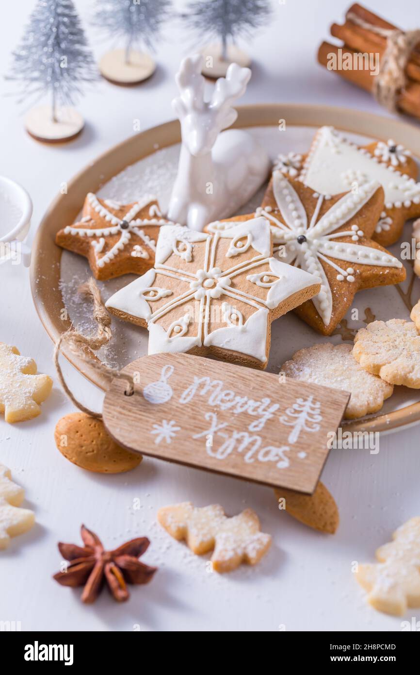 Hausgemachte Weihnachtskekse mit Ornamenten in Weiß Stockfoto