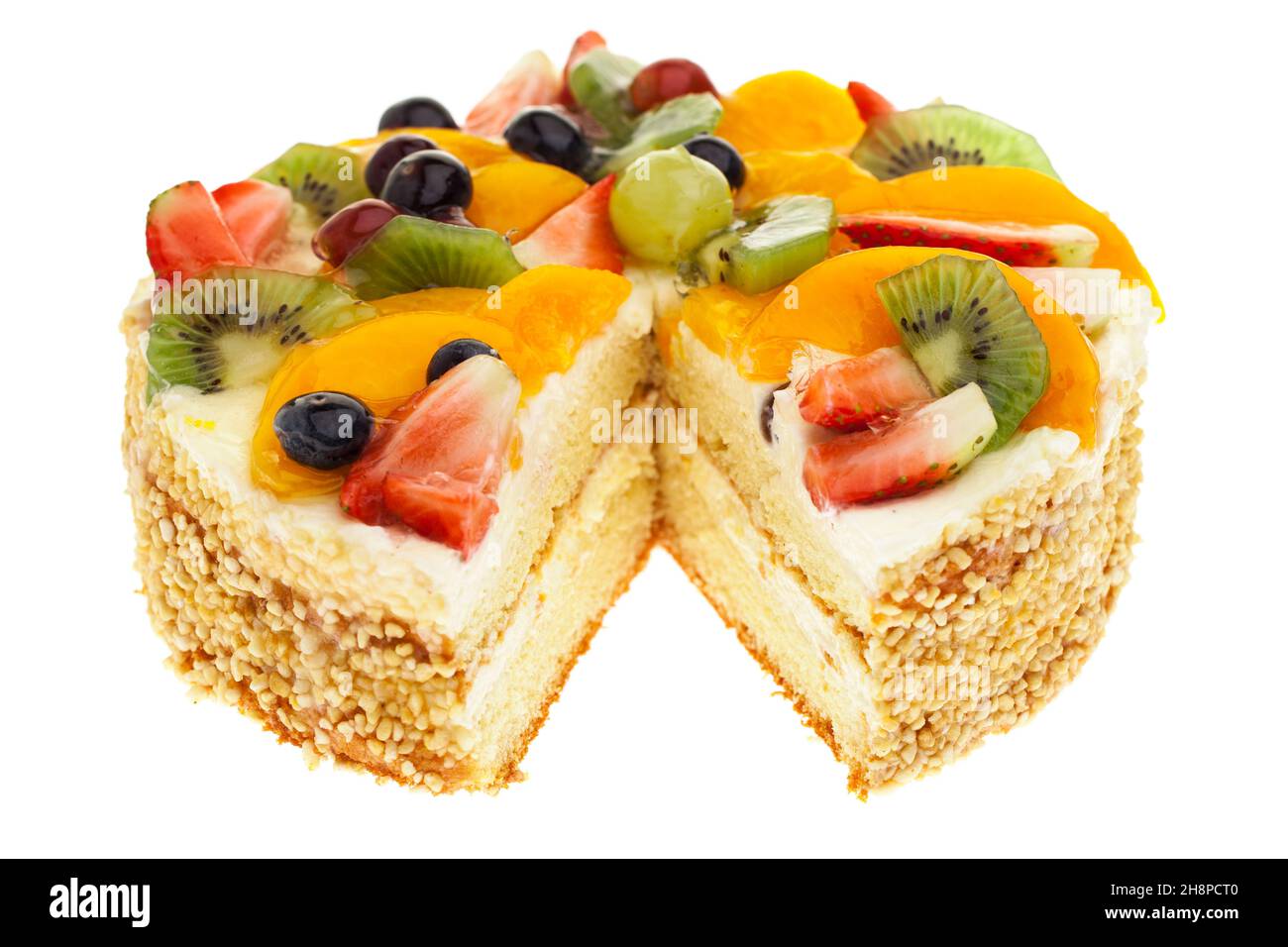 Teilweise in Scheiben geschnitten ​​fruit Kuchen isoliert auf weißem Hintergrund Obstkuchen, Obst, Kuchen, Creme, frisch, Joghurtkuchen, bunt, oben, weiß, Erdbeeren Stockfoto