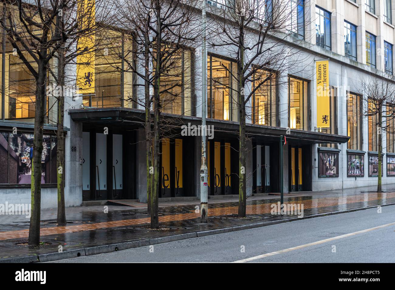 Saint-Josse, Region Brüssel-Hauptstadt, Belgien- 11 26 2021:Fassade, Eingang und Zeichen des flämischen Parlamentsgebäudes Stockfoto
