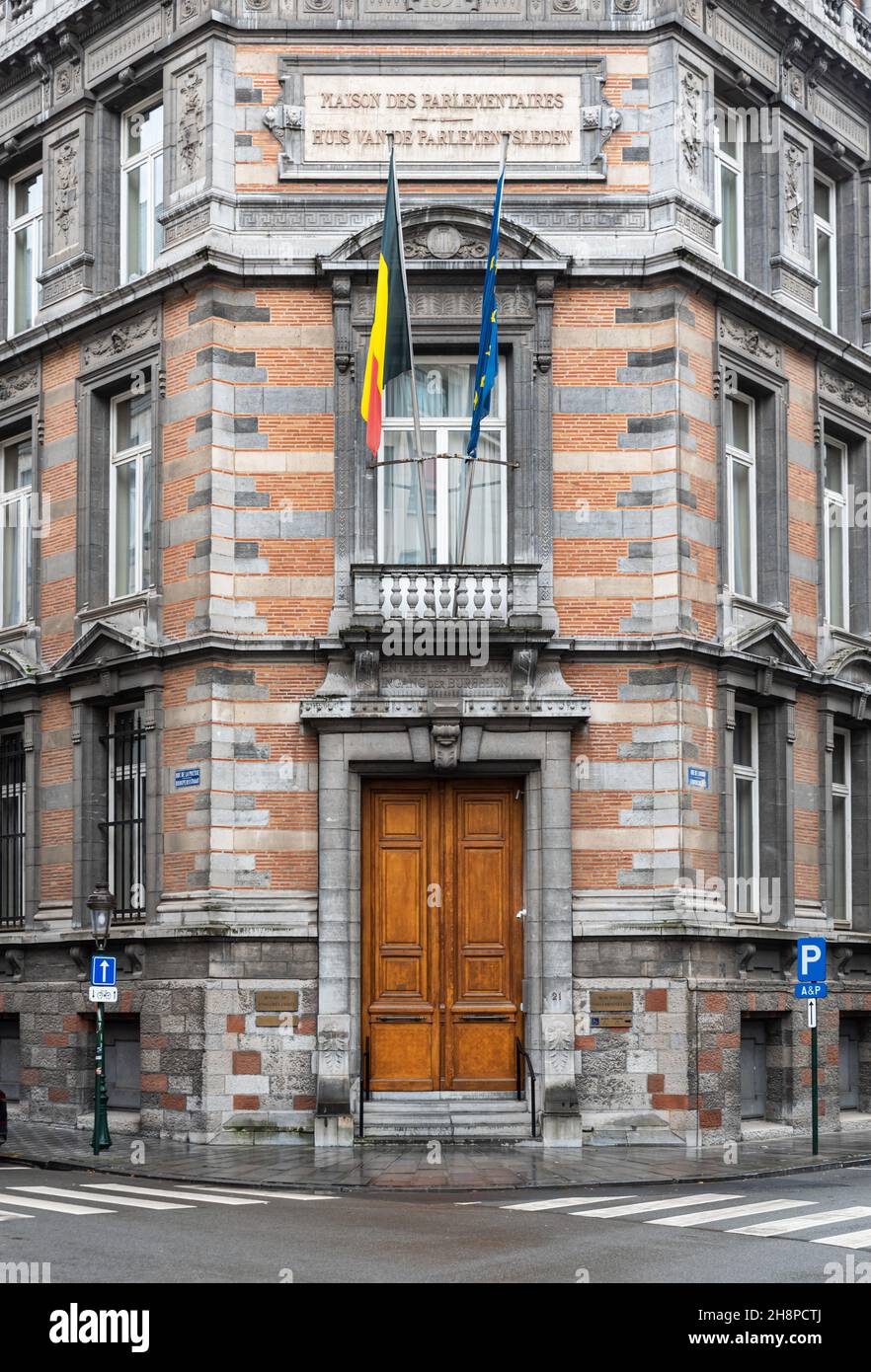 Saint-Josse, Region Brüssel-Hauptstadt, Belgien- 11 26 2021: Fassade und Eingang des Hauptgebäudes des flämischen Parlaments Stockfoto