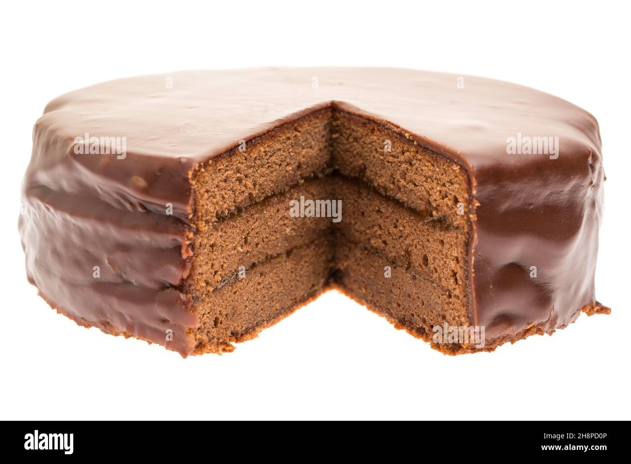 Abgeschnittener Sacherkuchen isoliert auf weißem Hintergrund Sacherkuchen, Schokoladenkuchen, Hintergrund, weiß, Kuchen, Schokolade Stockfoto