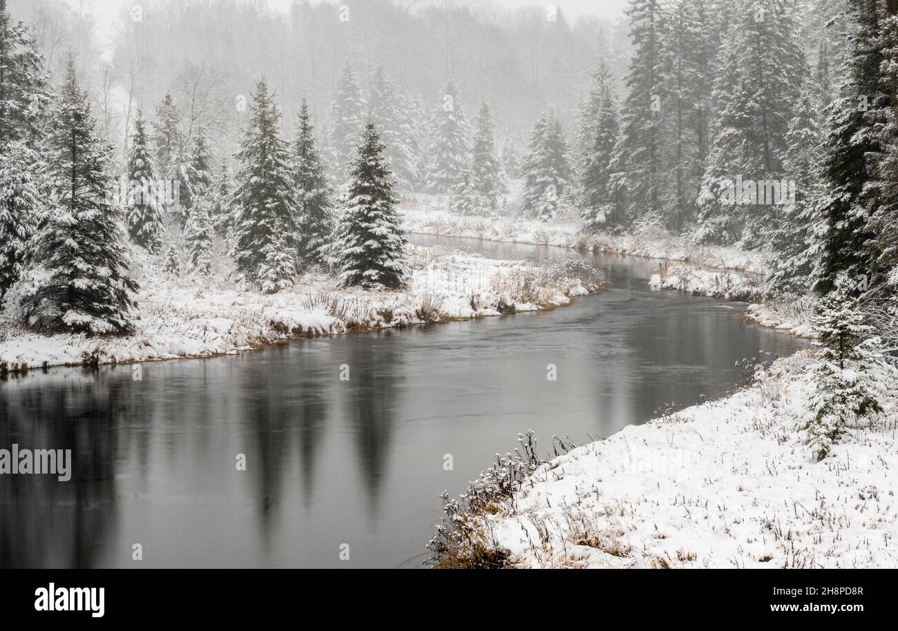 Junction Creek in einer Schneeballung, Greater Sudbury, Ontario, Kanada Stockfoto