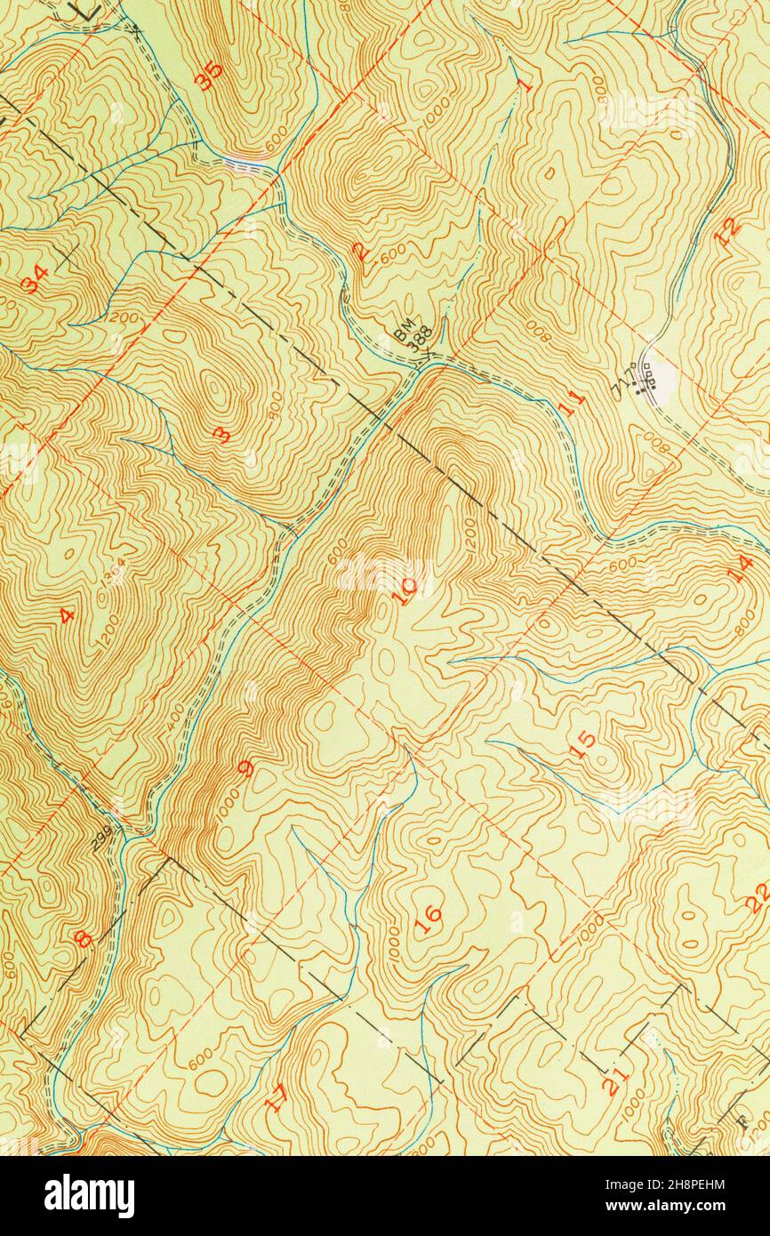 Topografische Karte mit Geländeentlastung in Grün und Rot. Stockfoto