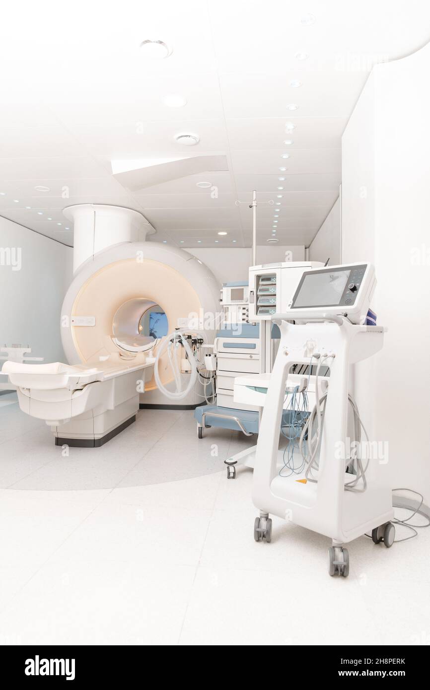 Medizinischer CT- oder MRI-Scan im modernen Krankenhauslabor. Innenansicht der Radiographie-Abteilung. Technologisch fortschrittliche Ausstattung im weißen Raum Stockfoto