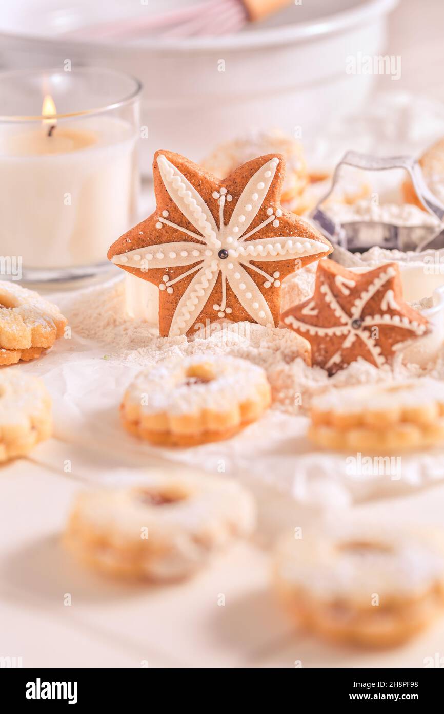 Hausgemachte Weihnachts-Lebkuchen und Kekse mit Backzutaten in Weiß Stockfoto