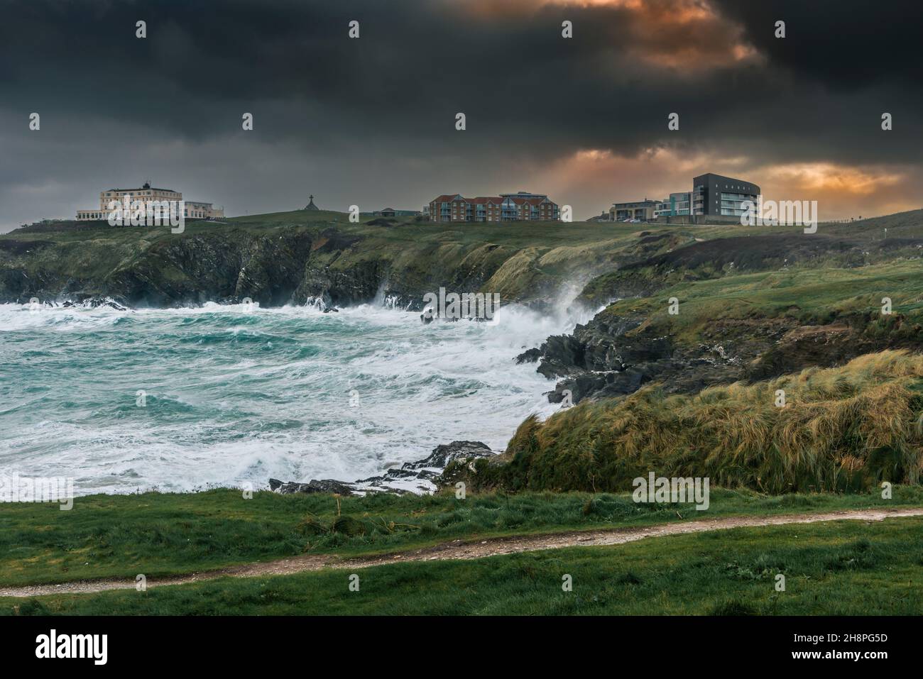 Wildes Wetter und wilde Meere in Newquay Bay durch Sturm Arwen in Cornwall verursacht. Stockfoto