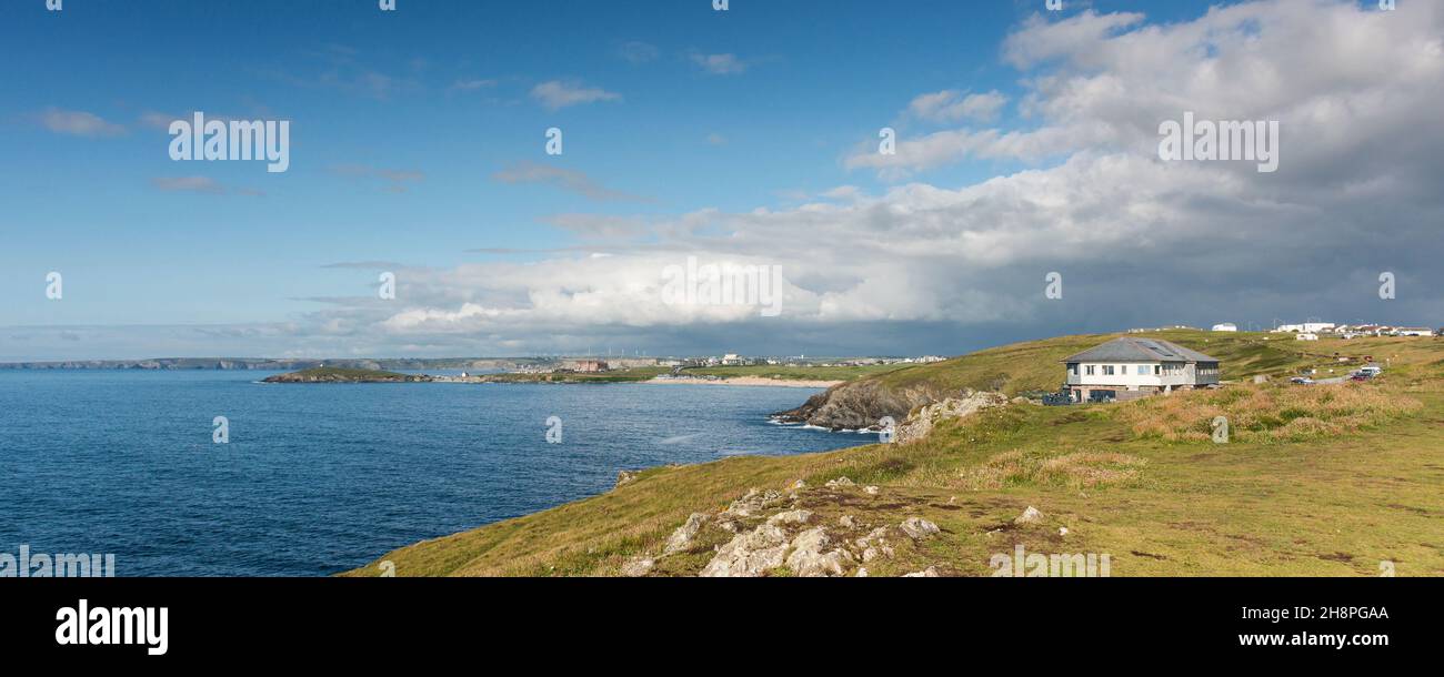 Ein Panoramablick auf die Fistral Bay vom gesamten Point East in Newquay in Cornwall. Stockfoto