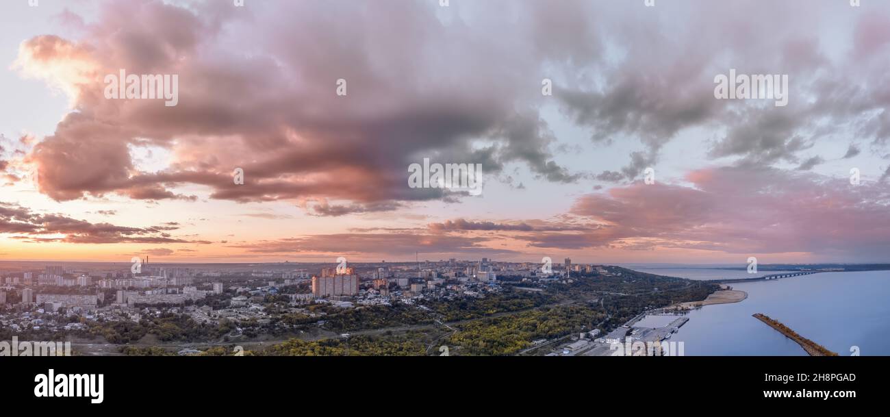 Uljanowsk Stadt, Russland und Wolga Fluss große Panorama-Luftaufnahme bei Sonnenuntergang Stockfoto