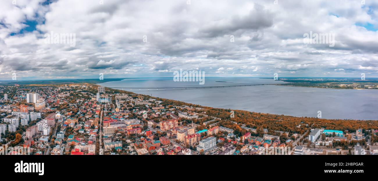 Uljanowsk Stadt, Russland und Wolga Fluss große Panorama-Luftaufnahme Stockfoto