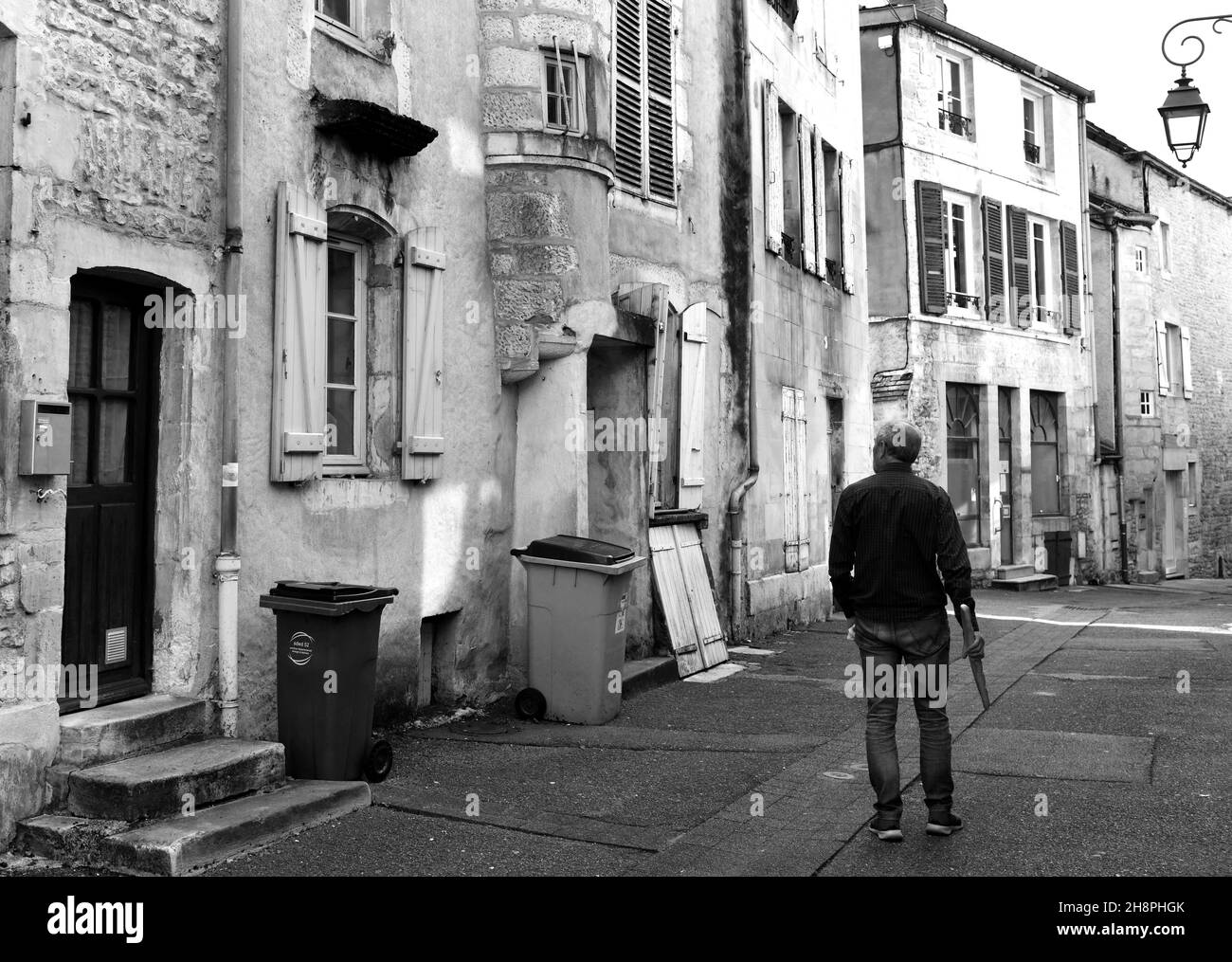 Chaumont, Frankreich 2021 Französischer Mann, der mit Baguette nach Hause geht Stockfoto