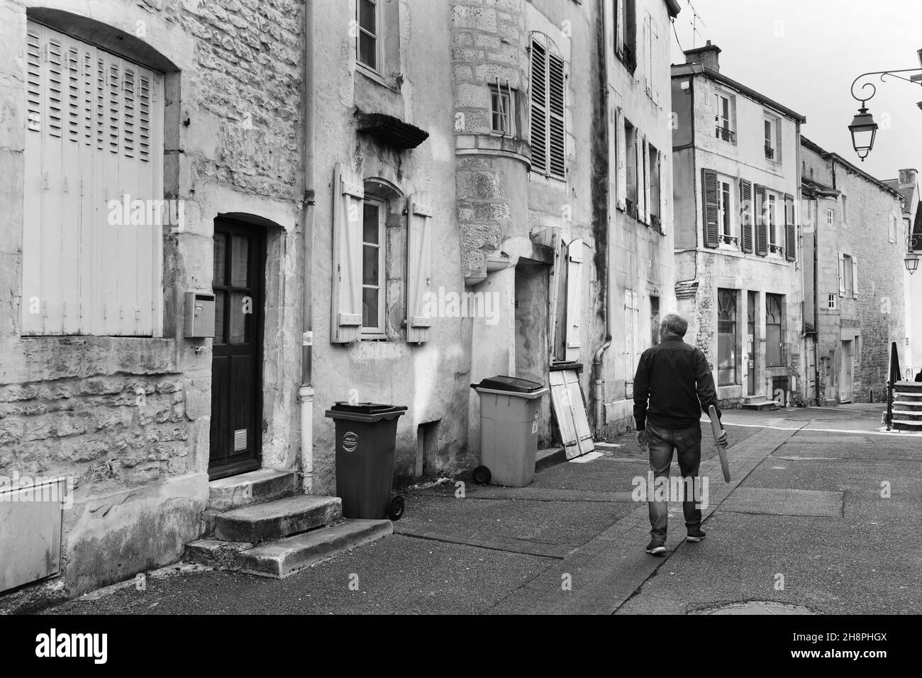 Chaumont, Frankreich 2021 Französischer Mann, der mit Baguette nach Hause geht Stockfoto