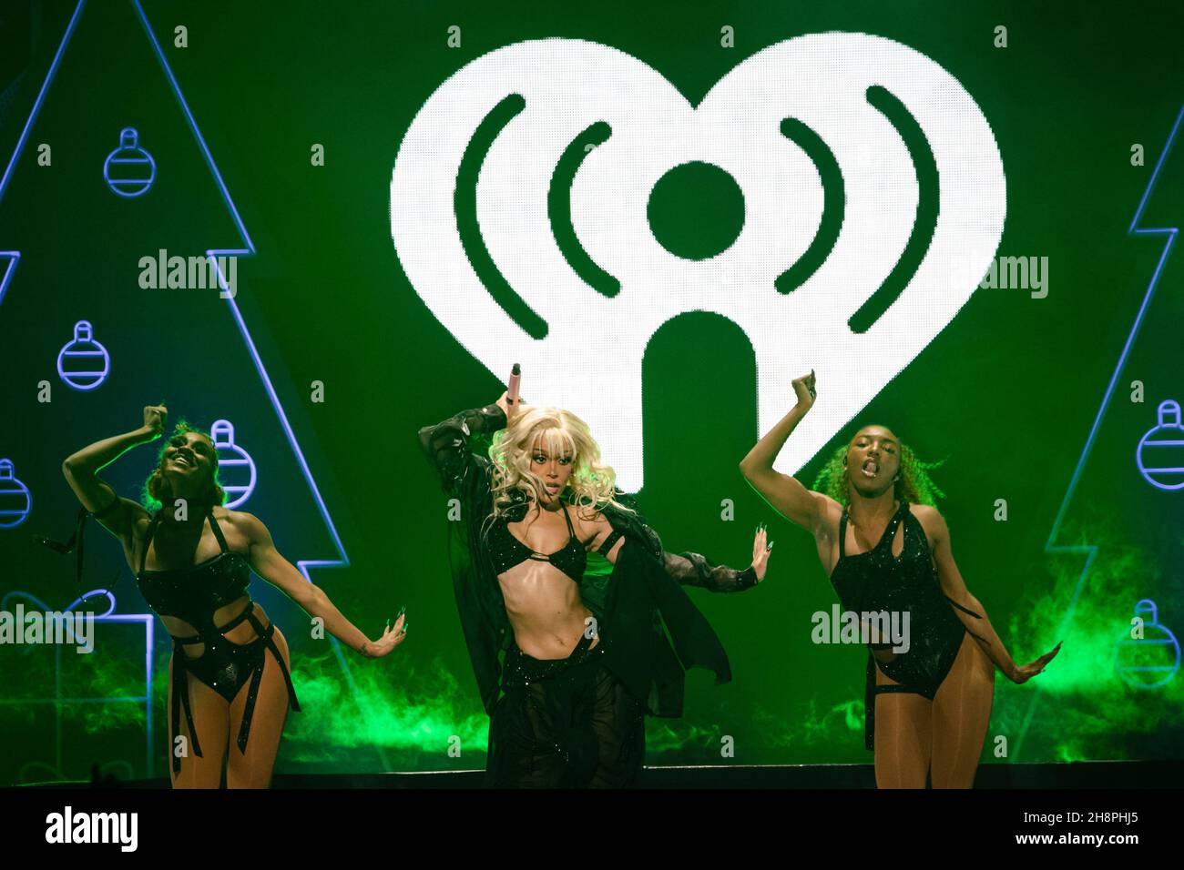 FORT WORTH, TEXAS - 30. NOVEMBER: Doja Cat tritt auf der Bühne während des Jingle Ball 2021 von iHeartRadio 106,1 von KISS FM, präsentiert von Capital One, am 30. November 2021 in Fort Worth, Texas, in der Dickies Arena auf. Foto:Rachel Parker/imageSPACE/Sipa USA Credit: SIPA USA/Alamy Live News Stockfoto