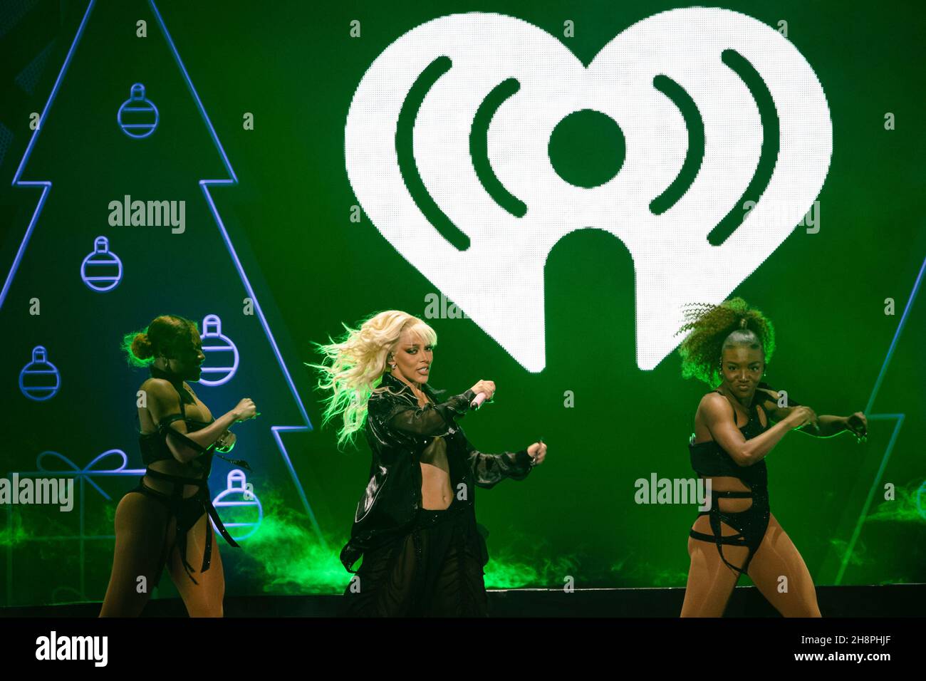 FORT WORTH, TEXAS - 30. NOVEMBER: Doja Cat tritt auf der Bühne während des Jingle Ball 2021 von iHeartRadio 106,1 von KISS FM, präsentiert von Capital One, am 30. November 2021 in Fort Worth, Texas, in der Dickies Arena auf. Foto:Rachel Parker/imageSPACE/Sipa USA Credit: SIPA USA/Alamy Live News Stockfoto