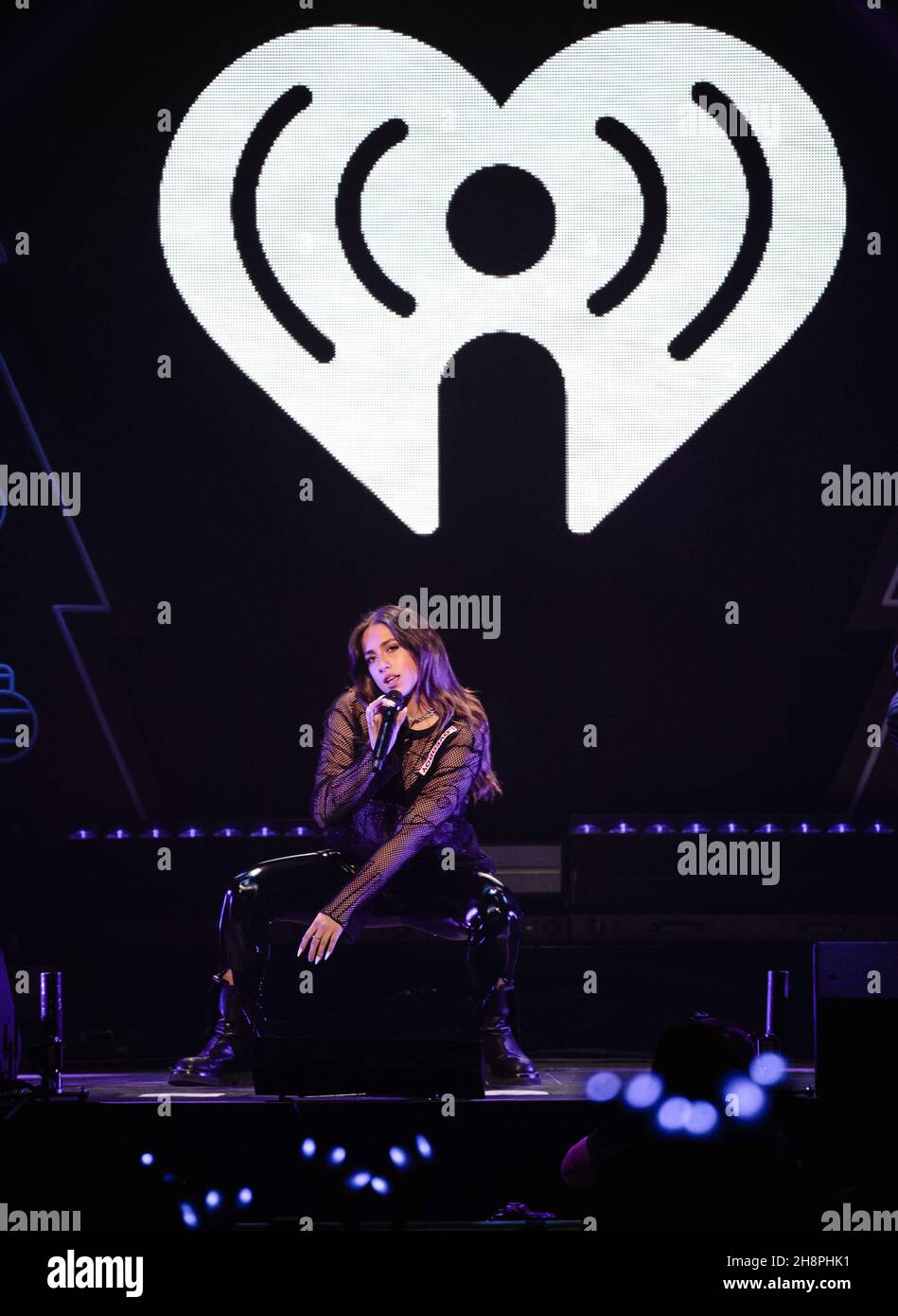 FORT WORTH, TEXAS - 30. NOVEMBER: Tate McRae tritt während des Jingle 106,1 Ball 2021 von KISS FM auf der Bühne auf, der von Capital One am 30. November 2021 in der Dickies Arena in Fort Worth, Texas, präsentiert wird. Foto:Rachel Parker/imageSPACE/Sipa USA Credit: SIPA USA/Alamy Live News Stockfoto