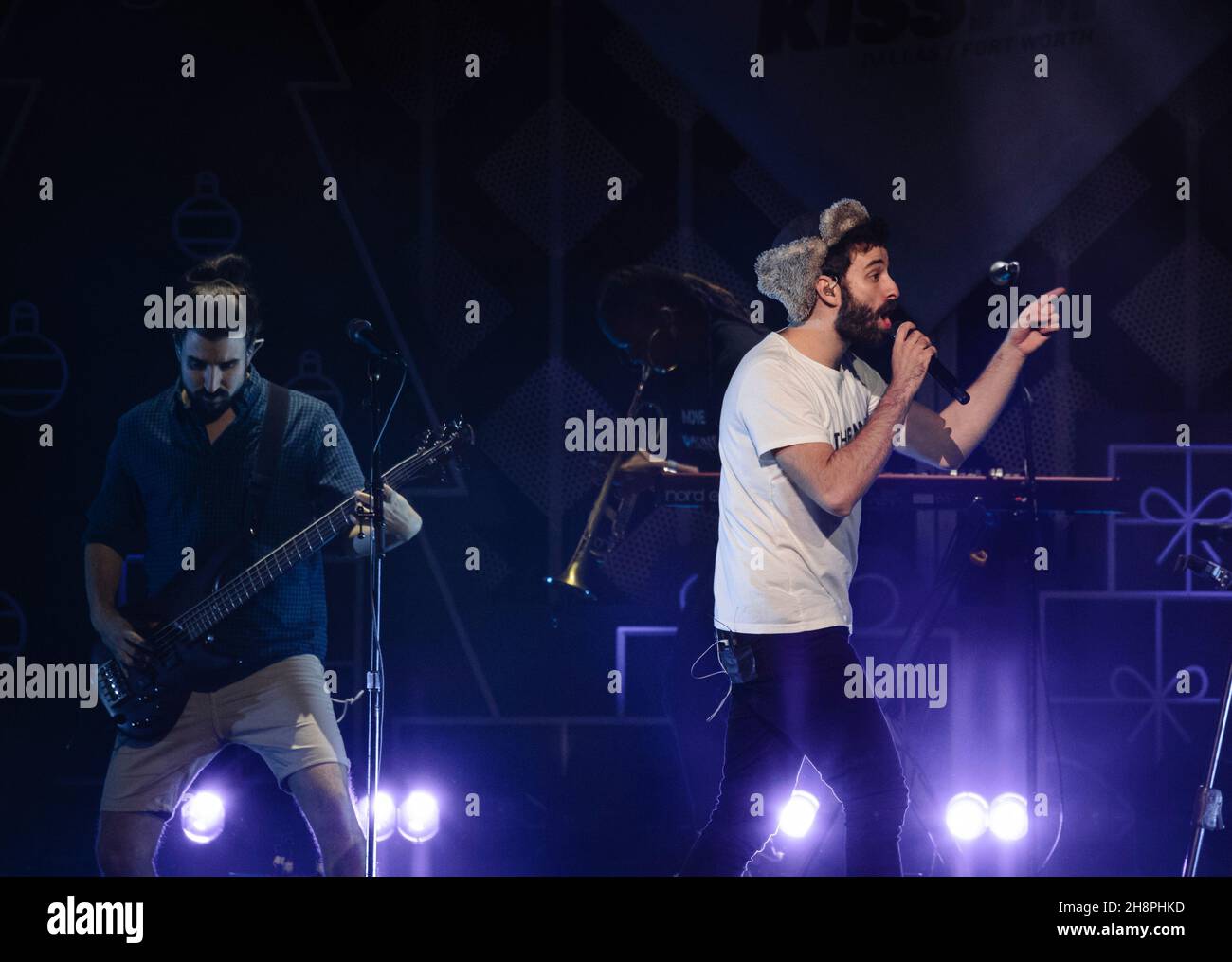 FORT WORTH, TEXAS - 30. NOVEMBER: AJR - Jack Met tritt während des Jingle Ball 2021 von iHeartRadio 106,1 von KISS FM auf der Bühne auf, präsentiert von Capital One in der Dickies Arena am 30. November 2021 in Fort Worth, Texas. Foto:Rachel Parker/imageSPACE/Sipa USA Credit: SIPA USA/Alamy Live News Stockfoto