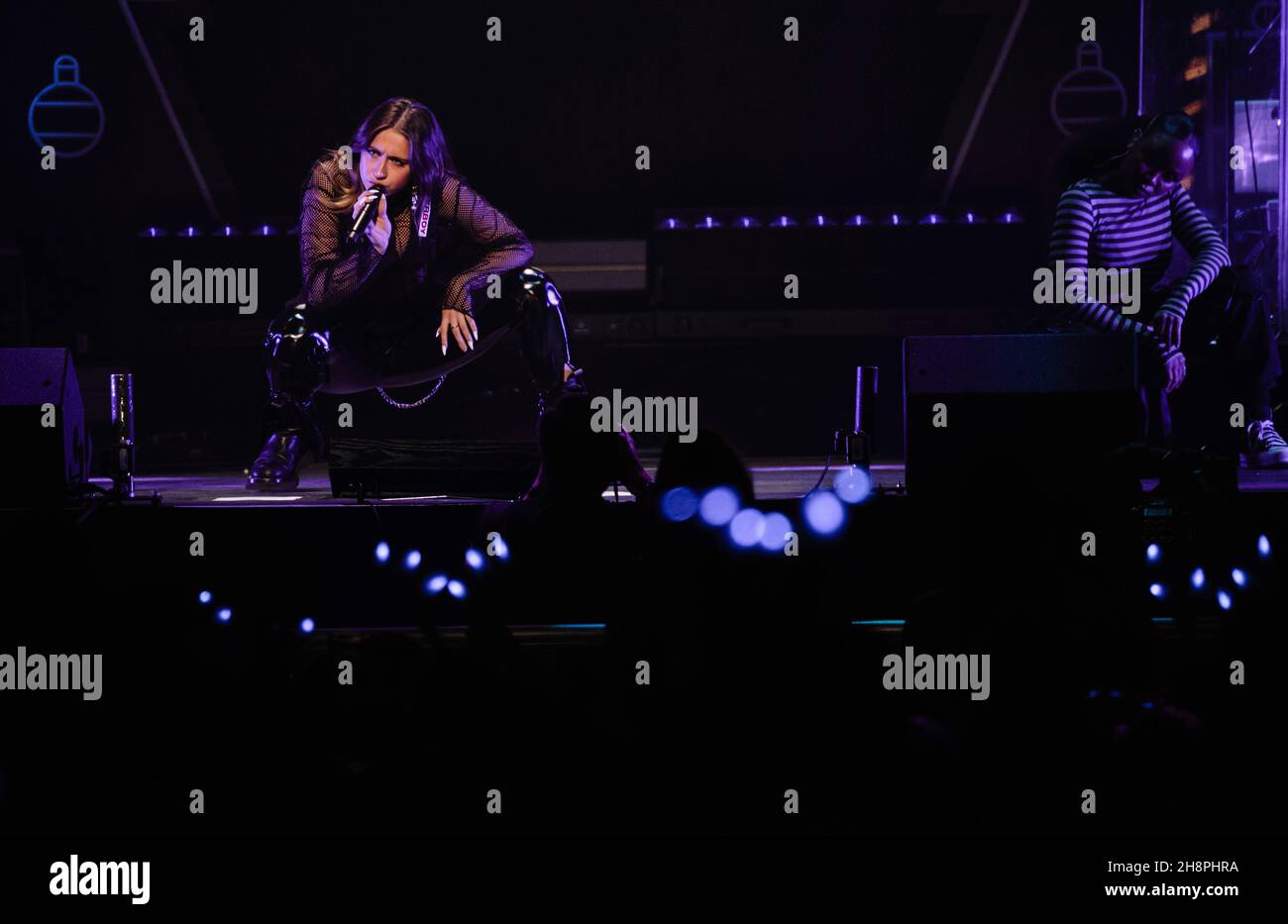 FORT WORTH, TEXAS - 30. NOVEMBER: Tate McRae tritt während des Jingle 106,1 Ball 2021 von KISS FM auf der Bühne auf, der von Capital One am 30. November 2021 in der Dickies Arena in Fort Worth, Texas, präsentiert wird. Foto:Rachel Parker/imageSPACE/Sipa USA Credit: SIPA USA/Alamy Live News Stockfoto