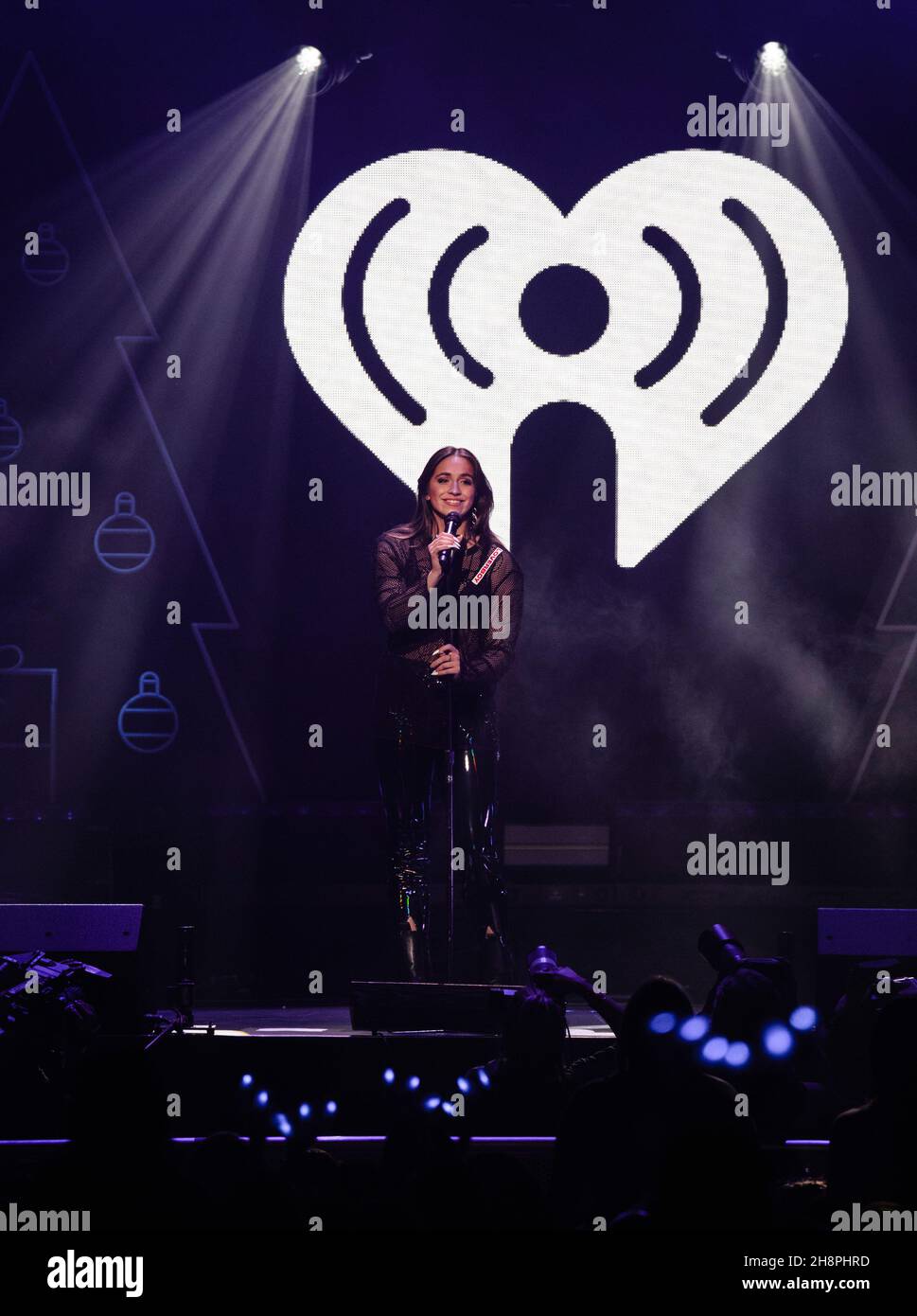 FORT WORTH, TEXAS - 30. NOVEMBER: Tate McRae tritt während des Jingle 106,1 Ball 2021 von KISS FM auf der Bühne auf, der von Capital One am 30. November 2021 in der Dickies Arena in Fort Worth, Texas, präsentiert wird. Foto:Rachel Parker/imageSPACE/Sipa USA Credit: SIPA USA/Alamy Live News Stockfoto