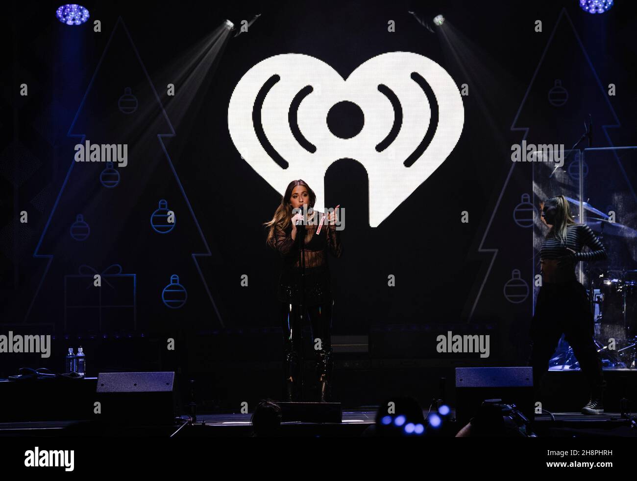 FORT WORTH, TEXAS - 30. NOVEMBER: Tate McRae tritt während des Jingle 106,1 Ball 2021 von KISS FM auf der Bühne auf, der von Capital One am 30. November 2021 in der Dickies Arena in Fort Worth, Texas, präsentiert wird. Foto:Rachel Parker/imageSPACE/Sipa USA Credit: SIPA USA/Alamy Live News Stockfoto