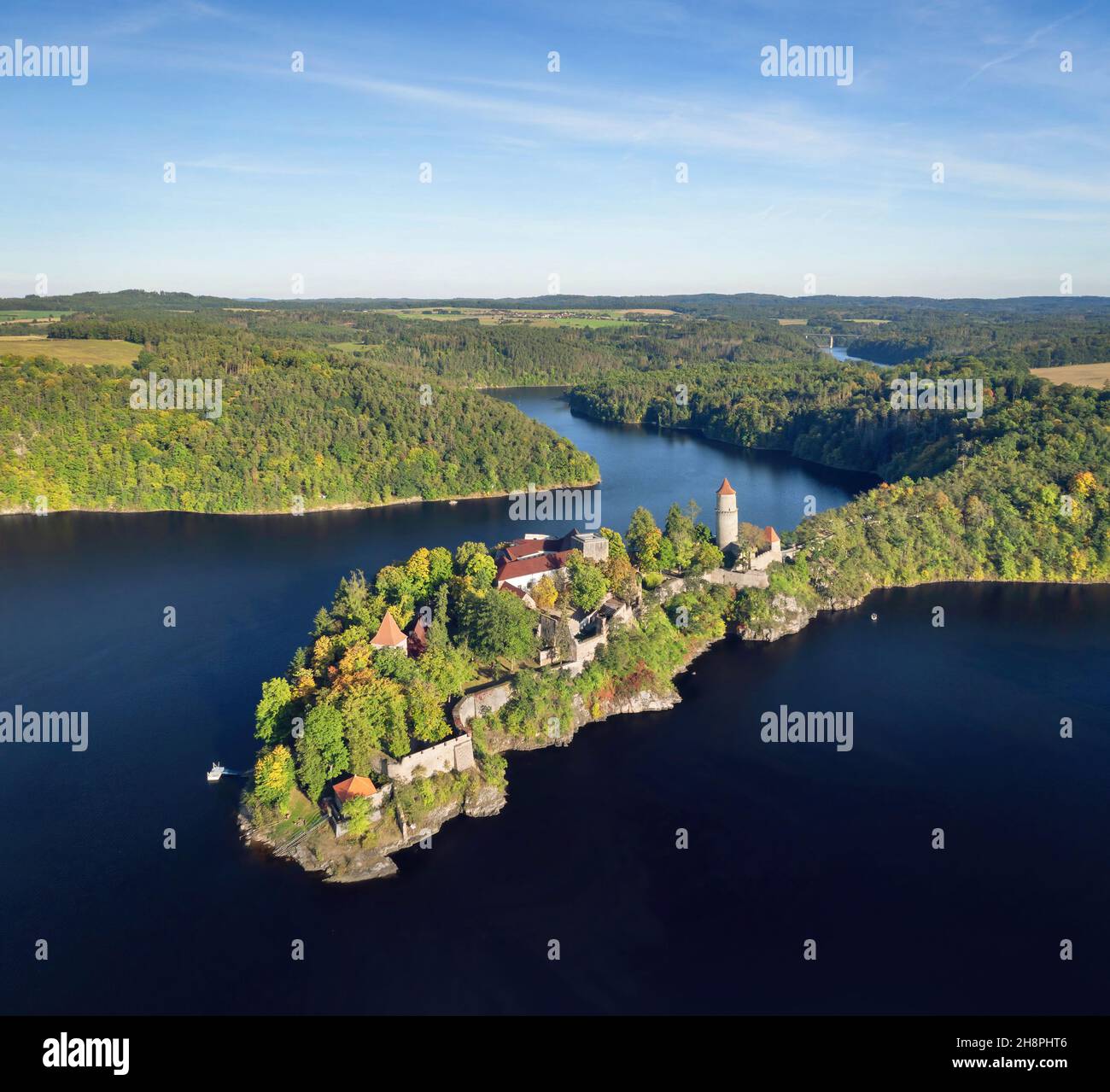 Luftaufnahme der Burg Zvikov am Zusammenfluss der Moldau und der Otava in Tschechien Stockfoto