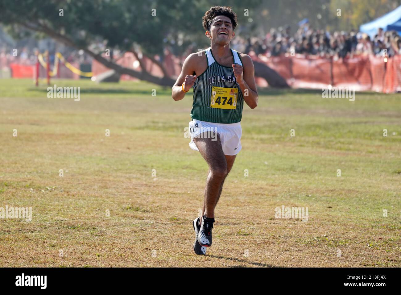 Oscar Gomez (474) von de La Salle-NCS belegt den fünften Platz im Boys Division 2 Rennen in 15:30,5, während der CIF State Cross Country Championships im Woodward Park am Samstag, 27. November 2021, in Fresno, Kalif. Stockfoto