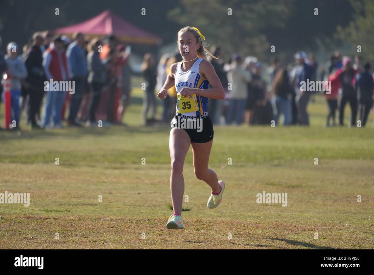 Georgia McCorkle (35) von Agoura-SS belegt 52,3 bei den CIF State Cross Country Championships im Woodward Park am Samstag, den 27. November 2021, in Fresno den dritten Platz im Girls Division 3. Kalif. Stockfoto