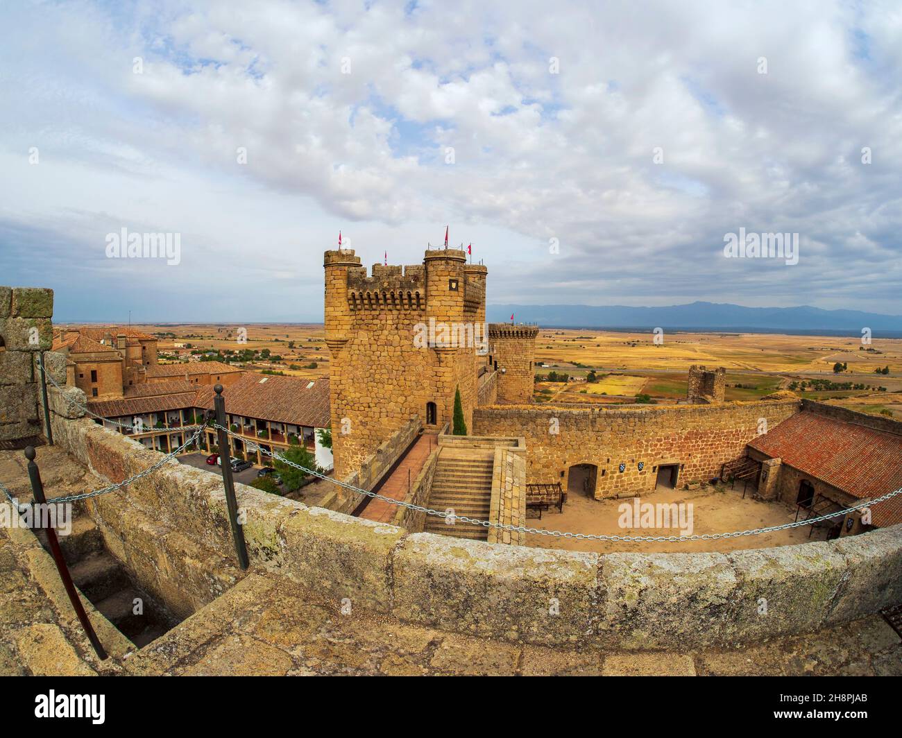 Oropesa, Toledo, Spanien. 09/13/2021. Türme und steinerne Zinnen in der mittelalterlichen Burg von Oropesa, in der Provinz Toledo. Stockfoto