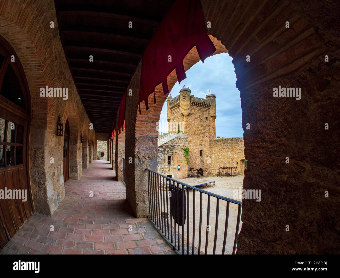 Oropesa, Toledo, Spanien. 09/13/2021. Türme und steinerne Zinnen in der mittelalterlichen Burg von Oropesa, in der Provinz Toledo. Stockfoto