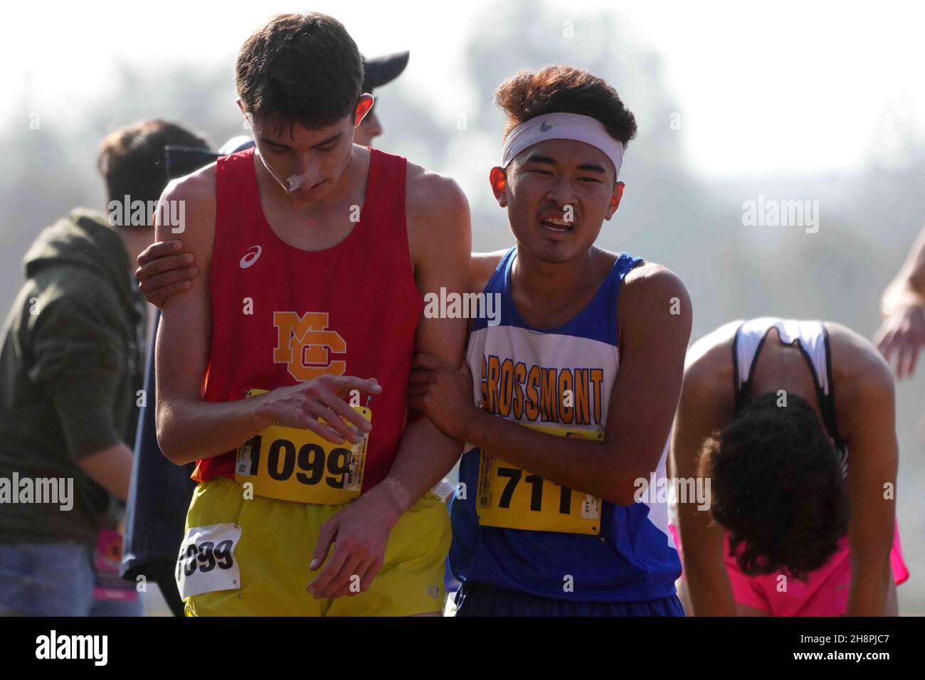 Beck Schemenauer (1099) von Mt. Carmel-SDS und Kei Okura (711) von Grossmont-SDS reagieren auf das Ende des Boys Division 2-Rennens während der CIF State Cross Country Championships im Woodward Park am Samstag, 27. November 2021 in Fresno, Kalif. Stockfoto