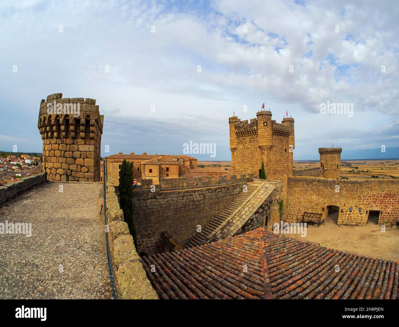 Oropesa, Toledo, Spanien. 09/13/2021. Türme und steinerne Zinnen in der mittelalterlichen Burg von Oropesa, in der Provinz Toledo. Stockfoto
