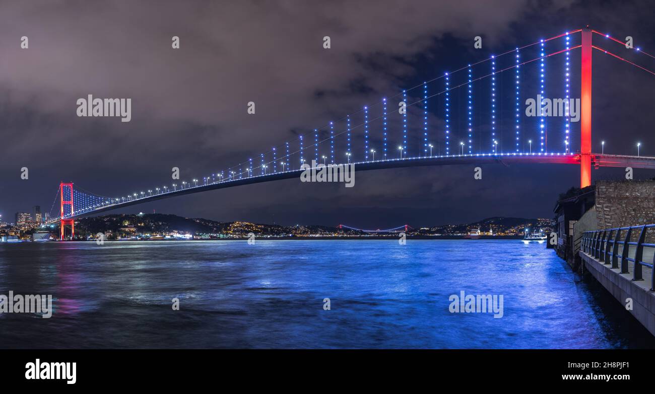 Panorama-Langaufnahme der Martyrs-Brücke vom 15. Juli (Türkisch: 15 Temmus Sehitler Koprusu) in der parlamentsnacht blaue Stunde wolkiger Himmel in Istanbul, Türkei. Stockfoto