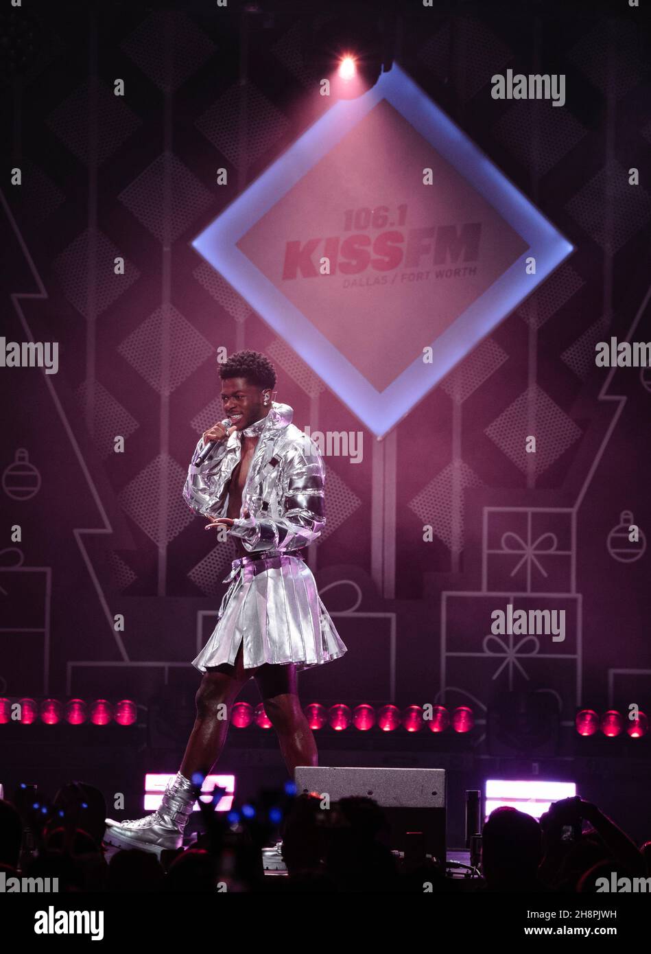 FORT WORTH, TEXAS - 30. NOVEMBER: Lil NAS X tritt während des Jingle 106,1 Ball 2021 von KISS FM auf der Bühne auf, präsentiert von Capital One in der Dickies Arena am 30. November 2021 in Fort Worth, Texas. Foto:Rachel Parker/imageSPACE/Sipa USA Credit: SIPA USA/Alamy Live News Stockfoto