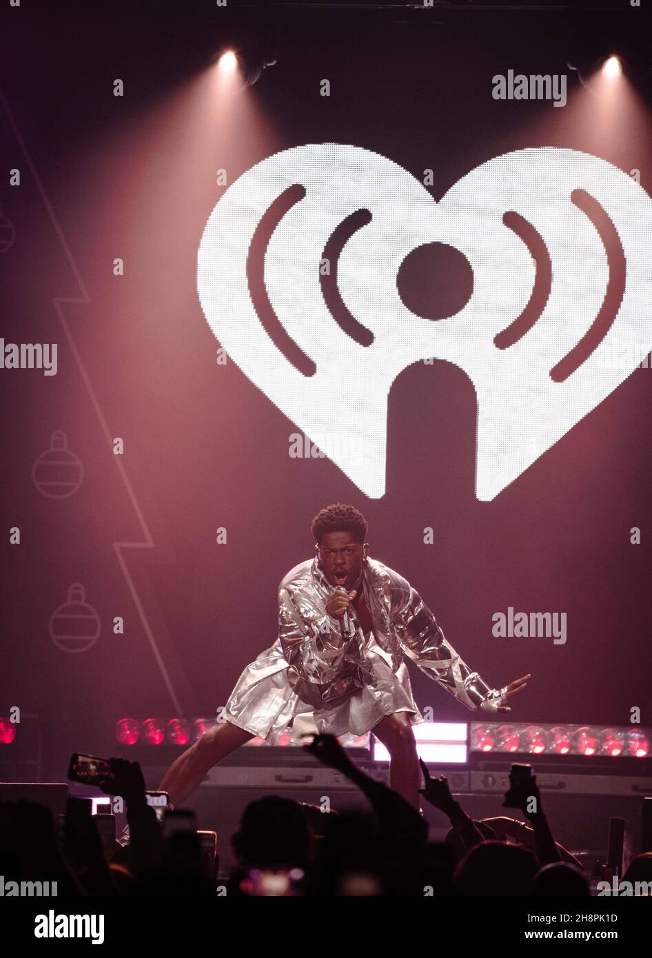 FORT WORTH, TEXAS - 30. NOVEMBER: Lil NAS X tritt während des Jingle 106,1 Ball 2021 von KISS FM auf der Bühne auf, präsentiert von Capital One in der Dickies Arena am 30. November 2021 in Fort Worth, Texas. Foto:Rachel Parker/imageSPACE/Sipa USA Credit: SIPA USA/Alamy Live News Stockfoto